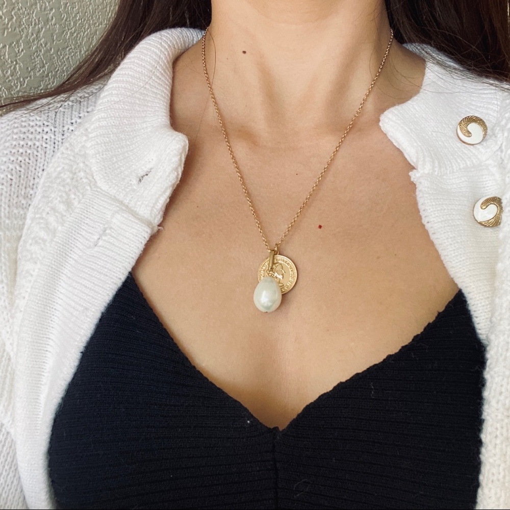 Pearl Golden Queen Coins Pendant Necklace - Picture 7 of 11